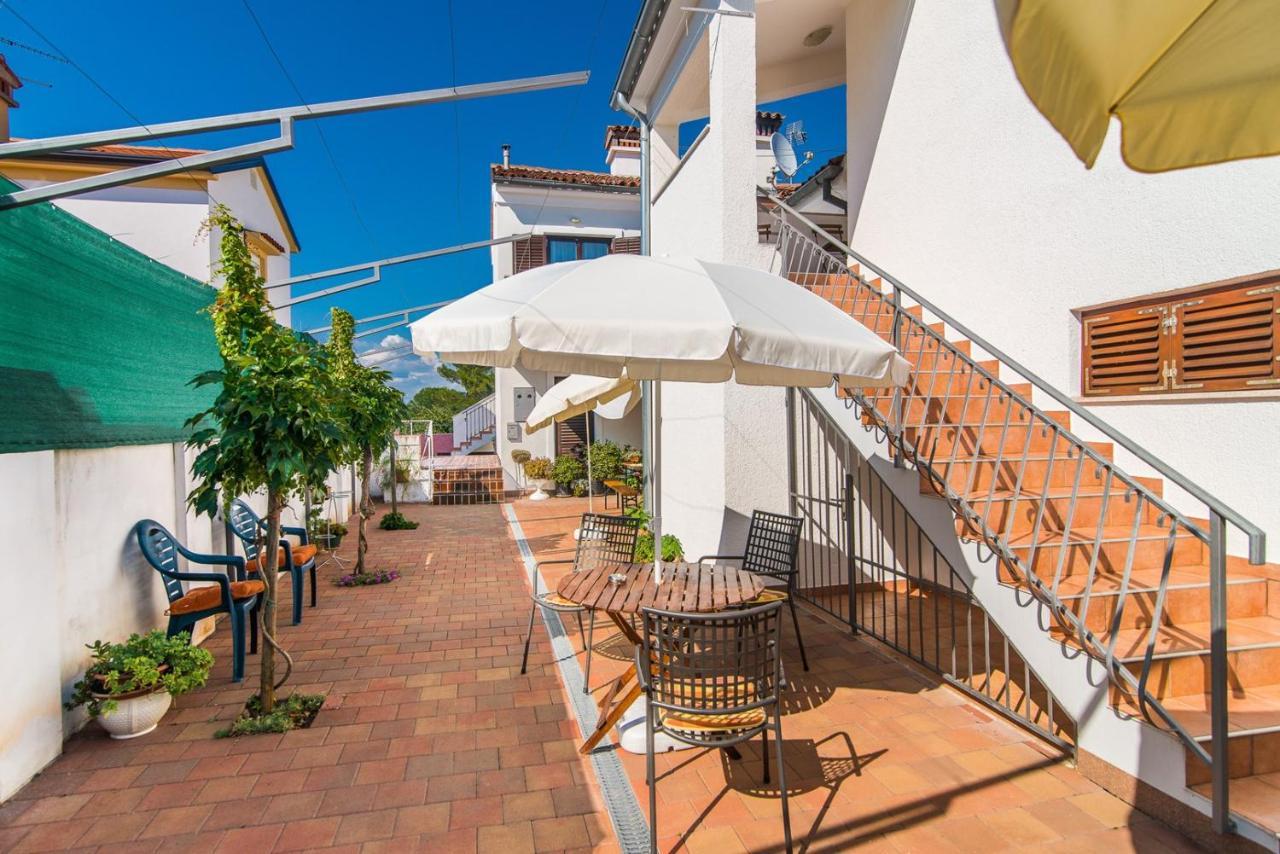 Apartments Pernar Пореч Экстерьер фото